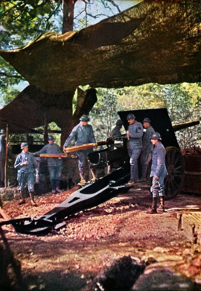 Een Franse batterij van zware kanonnen onder camouflage netten in het bos, Verdun, september 1916 door Jules Gervais Courtellemont